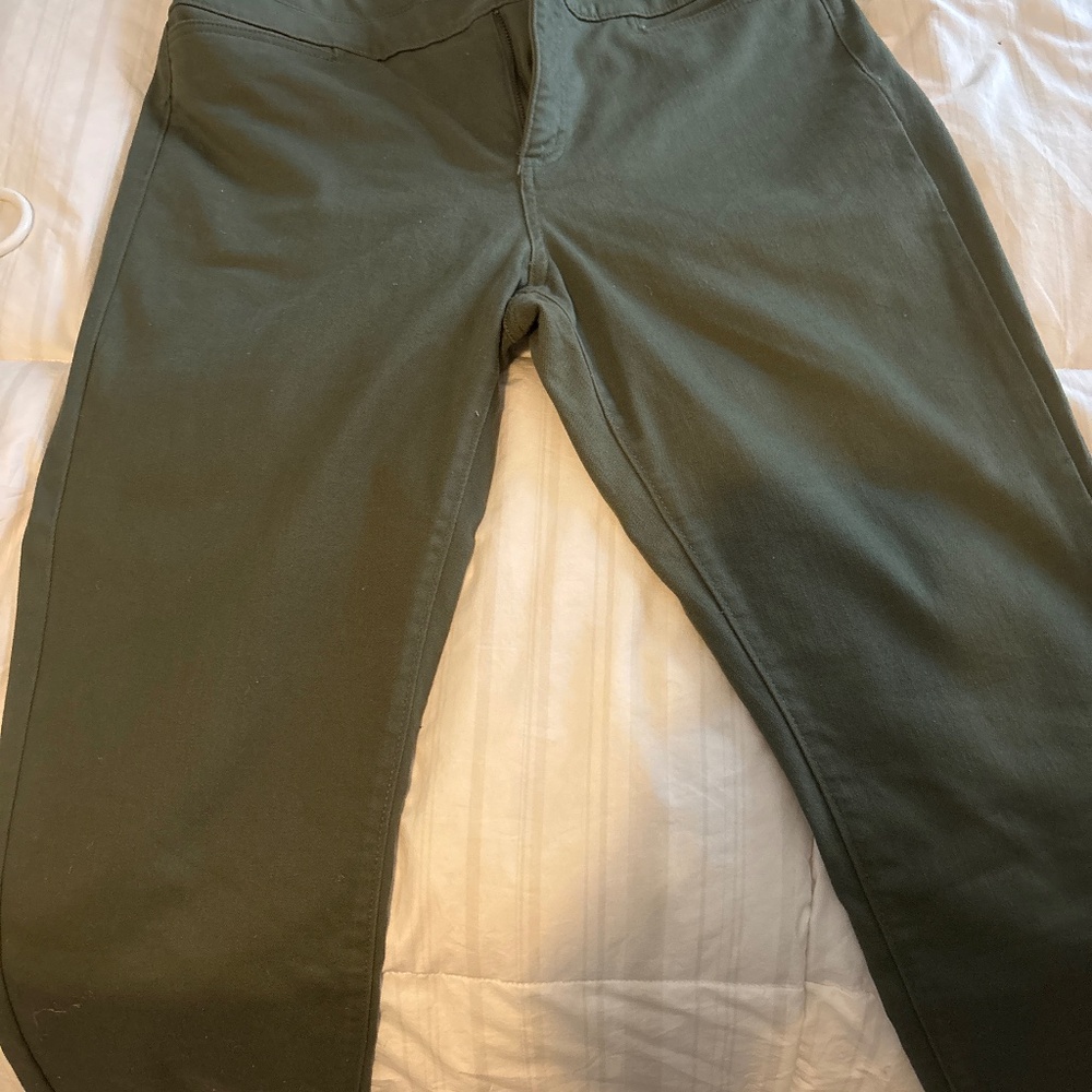 Loft 3 button capri pants olive green size 14